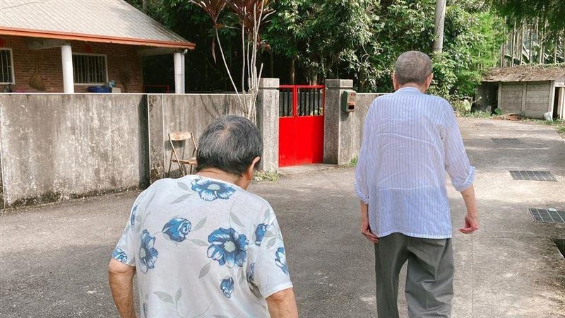 9旬公嬤搶不到疫苗　網紅怒轟林明溱
