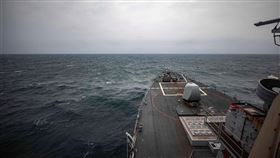 在美國強力主導下，對台海和平穩定的關切寫入正式國際文件。圖為美軍導向飛彈驅逐艦馬侃號4月通過台海。（圖／翻攝自facebook.com/USPacificFleet）
