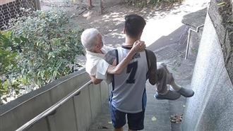 孝孫公主抱阿公打疫苗　鄰：最美背影