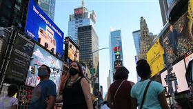 ★紐約疫情降溫  時報廣場人氣回溫紐約市2019冠狀病毒疾病疫情降溫，曾經冷清的時報廣場人氣回溫，民眾為防疫仍配戴口罩。中央社記者尹俊傑紐約攝  110年6月16日