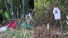 靈異公社／基隆竹林錯落掛著白色衣服像儀式？網揭：端午節有關。（圖／翻攝自靈異公社）