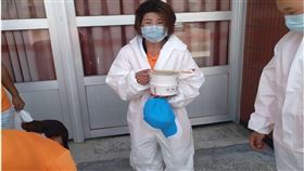 八方雲集集團「梁社漢排骨」力挺醫護．防疫志工、警察加油打氣！