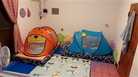 停課慘變在家露營？2寶媽進房看傻：就差一個烤肉架。（圖／翻攝自爆怨2公社）