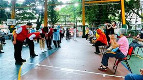 長輩疫苗開打，史哲揭高市團隊夜行軍早勤教（圖／翻攝自史哲臉書）