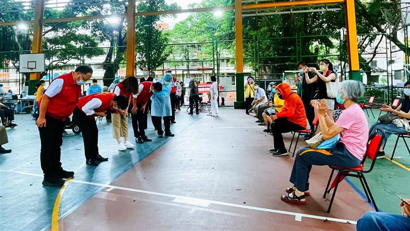 長輩疫苗開打！史哲揭高市團隊內幕