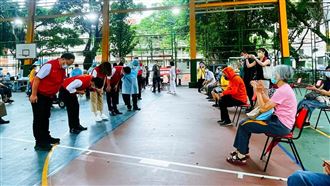 長輩疫苗開打！史哲揭高市團隊內幕