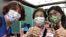 前國民黨立委陳學聖今（16）天表示，他高齡94歲的媽媽今天去打了疫苗！（圖／翻攝自陳學聖臉書）