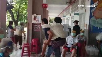 全台打疫苗感人畫面　孝子背老母接種