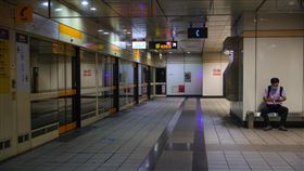 疫情延燒　搭捷運人潮明顯減少（1）國內武漢肺炎（2019冠狀病毒疾病，COVID-19）疫情持續升溫，全國防疫進入三級警戒，26日台北捷運東門站的月台候車處冷冷清清，搭車民眾明顯減少。中央社記者謝佳璋攝  110年5月26日