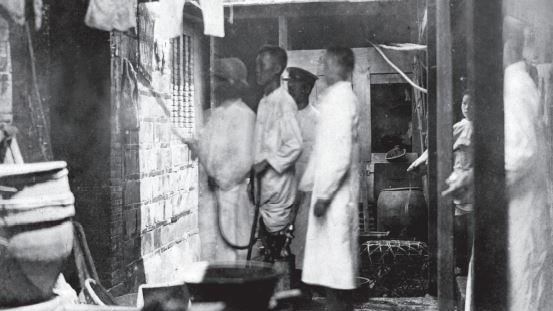 老照片故事／百年前大稻埕消毒照曝光