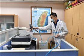 日本奈米級抗病毒塗料技術，幫內政部大樓辦公空間、公共區域及公務車輛噴塗，以形成保護膜抑制病毒附著(圖/內政部提供)
