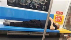 ▲在北京地鐵酣睡的男子。（圖／翻攝自微信）