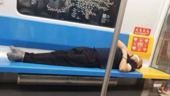 地鐵脫鞋霸位酣睡　鞋子都看不下去了