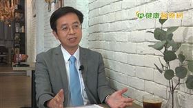 李騰裕主任表示，新一代肝癌二線標靶藥物的機轉，除了可以抑制血管新生之外，還可以阻斷癌細胞增生的蛋白質c-MET及癌細胞擴散的蛋白質AXL等路徑，達到更加全面性的抑制肝癌細胞生長。