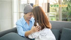 對於高復發風險乳癌患者，若是荷爾蒙受體陽性患者，除了持續原本的荷爾蒙治療外，臨床上也會與患者討論是否要追加化學治療作為輔助治療。