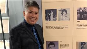 藝人長青與年的自己合影。（圖／翻攝自臺灣音樂館臉書）