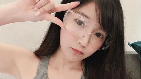 正妹示範戴護目鏡　網卻歪樓：也太辣