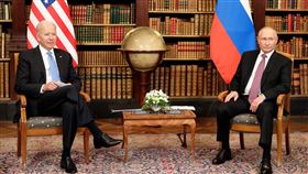 俄羅斯總統普丁（右）與美國總統拜登（左）16日在瑞士日內瓦拉格蘭奇別墅（Villa La Grange）舉行峰會。（圖／翻攝自官方推特@KremlinRussia）