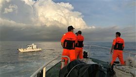 娛樂船員七美海域落海失蹤  海空持續搜尋兼營娛樂船的漁船「航海王86號」一名洪姓船員9日在澎湖七美西南海域7浬處落海失蹤，海空單位經2天搜尋無著，目前擴大海域持續搜尋中。（澎湖海巡隊提供）中央社　110年6月11日