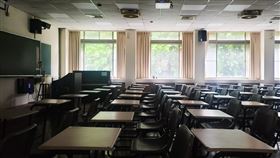 三級警戒再延長　各級學校停課至暑假行政院7日宣布全國疫情三級警戒延長至6月28日，各級學校停止到校上課至暑假。圖為教室空蕩蕩，不見學生身影。中央社記者鄭清元攝　110年6月7日,停課示意圖