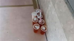 叫飲料被丟地上！女子「少1步驟」遭轟爆：難道要放水溝？。（圖／翻攝自爆怨公社）