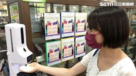 仁波切贈移民署「150台測溫消毒一體機」：為台灣盡心力