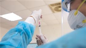 陸軍33化學兵群14日安排官兵進行新冠肺炎疫苗接種（圖／軍聞社提供）