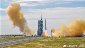 據新華社，搭載中國神舟十二號載人太空船的長征二號F遙十二運載火箭，於北京時間17日上午9時22分發射升空。（圖／翻攝自weibo.com/cmsexlb）
