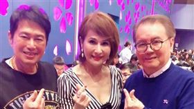 向娃跟長青當年在秀場合作。（圖／翻攝臉書）