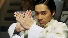 賀歲片《神龍賭聖之旗開得勝》，正是想賭片的熱度大賺一筆，找來梁朝偉當賭神、梁家輝，吳君如，曾志偉和鄭伊健。（圖／翻攝自微博）