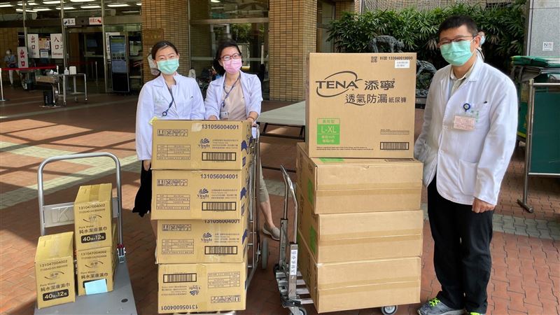 企業挺疫暖捐百箱紙尿褲關注長輩需求