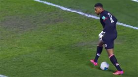 ▲海地守門員發生史上最大烏龍。（圖／翻攝自YouTube影片）