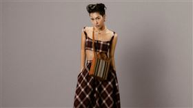 莫莉超短髮MAN炸。（圖／Bella儂儂提供）