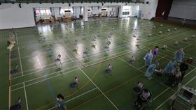 高雄長者疫苗接種站  冷清場面國內武漢肺炎（2019冠狀病毒疾病，COVID-19）疫情嚴峻，全台各縣市優先替85歲以上長者接種疫苗，受到近日傳出10多名高齡長者接種後死亡影響，17日高雄市鼓山中學疫苗接種站場面冷清。中央社記者董俊志攝  110年6月17日