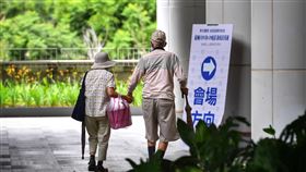 武漢肺炎疫苗開打疫情嚴峻，台北市15日啟動長者武漢肺炎疫苗注射，17 日為開打第3天，上午仍陸續有民眾前往接種會場。中央社記者王飛華攝  110年6月17日