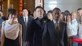 張涵予出席上海國際電影節，膚色明顯比其他人黑幾階。（圖／翻攝自圈內一把手微博）