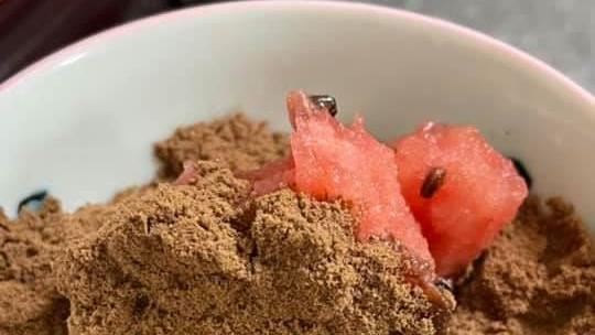 西瓜灑一粉更甜！網驚呆：吃土？