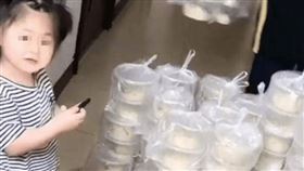 ▲老爸看著女兒點來的100碗麵。（圖／翻攝自微信）