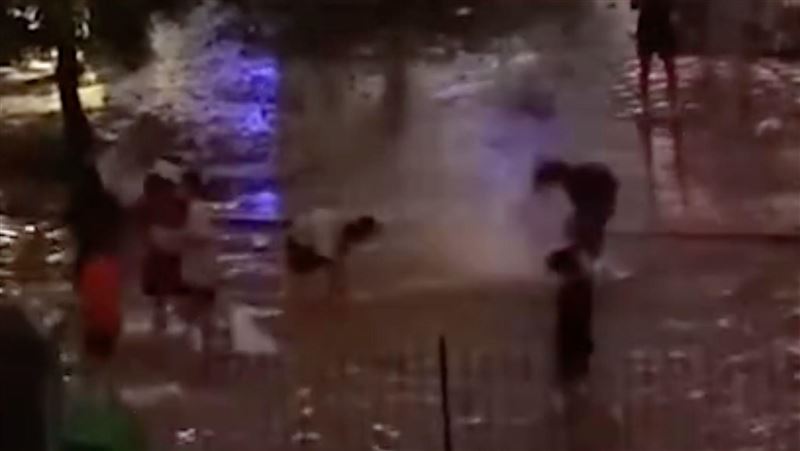 操場淹水學生嗨玩水！收1訊息臉發白