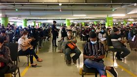 印尼疫情升溫 民眾接種疫苗印尼疫情愈趨嚴峻，全國17日新增逾1.2萬例確診，其中雅加達新增4144例。圖為民眾17日在等待接種疫苗。中央社記者石秀娟雅加達攝  110年6月17日