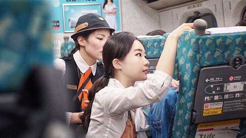 高鐵「天使乘務員」伸舌激吻照流出