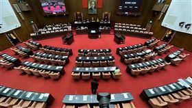 立法院舉行院會  議場加強防疫（3）2019冠狀病毒疾病（COVID-19）疫情延燒；立法院21日舉行院會，議場內座位首度加裝透明隔板防疫；並且禁止旁聽、管制媒體進入採訪，只有平面與電子各一家媒體准許進入議場。圖為立法院議場負責轉播供訊的遙控攝影機。中央社記者王飛華攝  110年5月21日