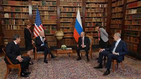 美國總統拜登（左3）與俄羅斯總統蒲亭（右3）日前在瑞士日內瓦舉行峰會，兩人在美國國務卿布林肯（左1）和俄國外長拉夫羅夫（右1）陪同下會談。（圖／翻攝自facebook.com/WhiteHouse）
