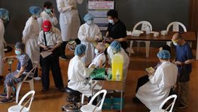 台北慈濟醫院承擔新北五處靜思堂接種站，考量接種對象為長者，行動不像年輕人方便，接種採日本宇美町「病人不動，醫護動」的方式進行。