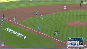 ▲洋基策動1傳3傳6傳2傳5傳6的3殺守備。（圖／翻攝自洋基推特）