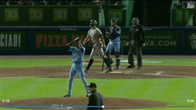 ▲「怪力男」史坦頓（Giancarlo Stanton）平射砲出牆，藍鳥新秀懊惱抱頭。（圖／翻攝自洋基推特）