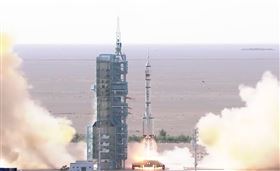 中國搭載神舟十二號載人太空船的長征二號F遙十二運載火箭，於17日上午9時22分，從甘肅省酒泉衛星發射中心發射升空，成功進入預定軌道，順利將3名太空人送入太空▲（圖／翻攝自央視新聞微博）

