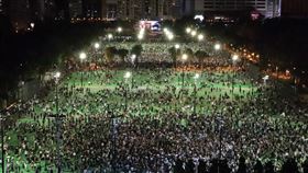 港警六四部署7000警員戒備4日是北京「六四事件」32週年，據報導，香港警方如臨大敵，將部署7000名警員在重點地方戒備。圖為去年支聯會不理會禁令，在維園舉辦「六四」集會。（資料圖片）中央社記者張謙香港攝  110年6月3日