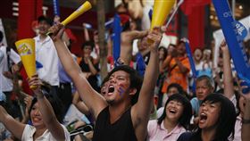 ▲2008年北京奧運棒球項目引發熱潮，台灣球迷大螢幕前熱情加油。（資料照／美聯社／達志影像）