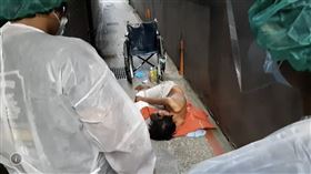 ▲台北市中山北路一巷弄內，上半身赤裸、沒戴口罩的男子隨地呼呼大睡，嚇壞居民，被叫醒還對員警惡言相向。（圖／里長提供）